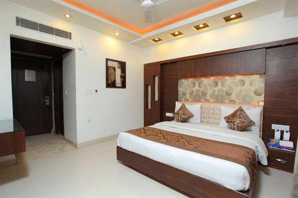The Pearl Hotel New Delhi Exterior photo