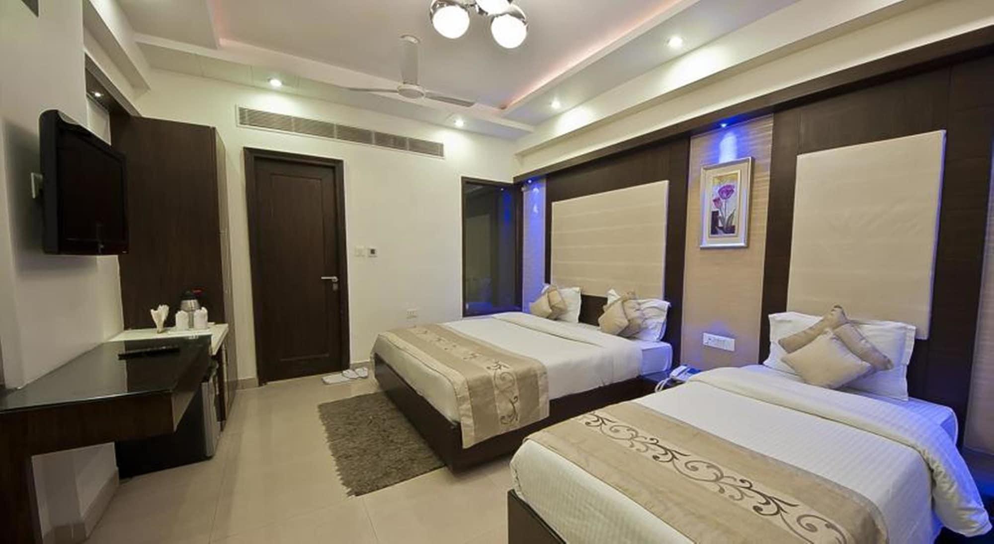 The Pearl Hotel New Delhi Exterior photo