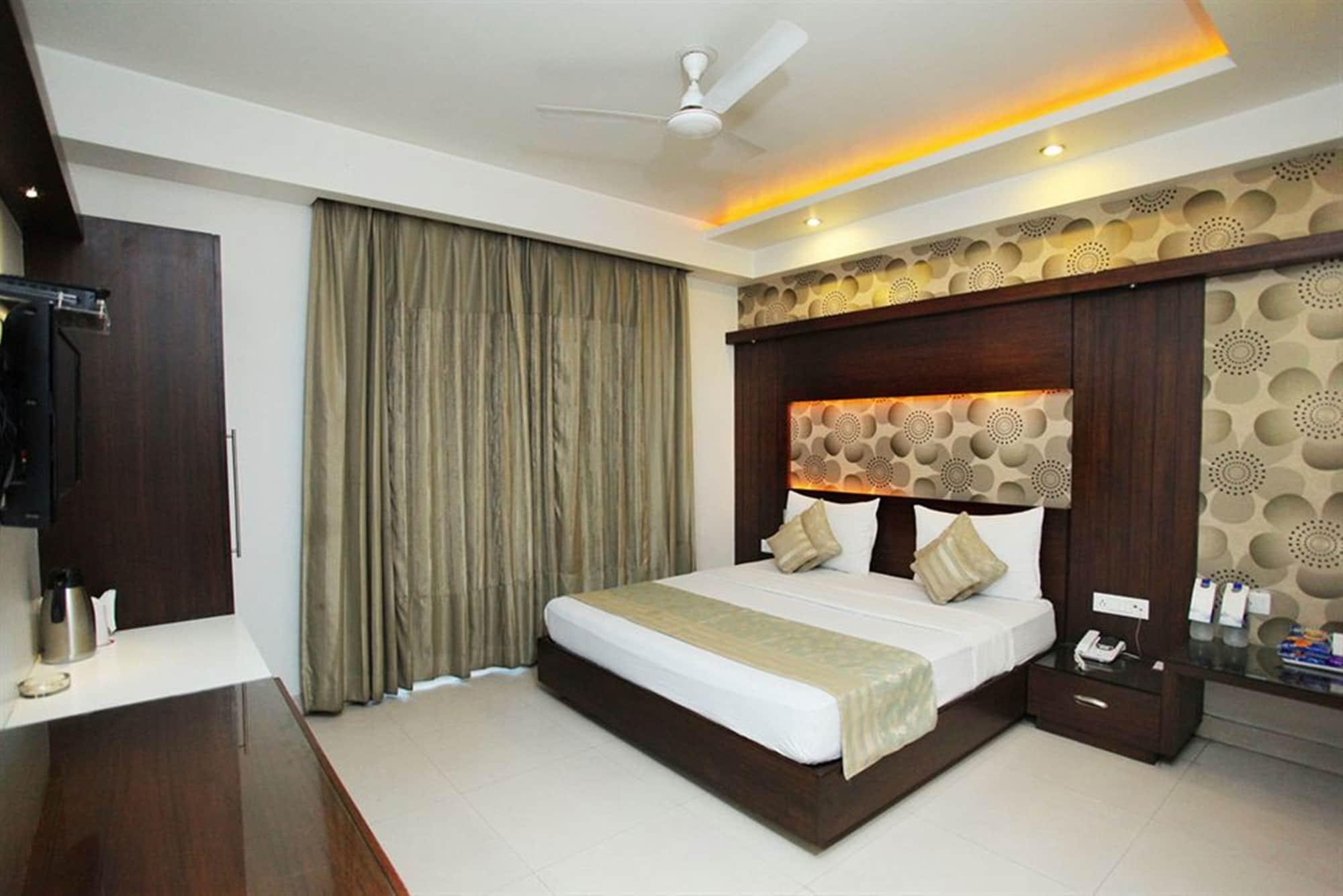 The Pearl Hotel New Delhi Exterior photo