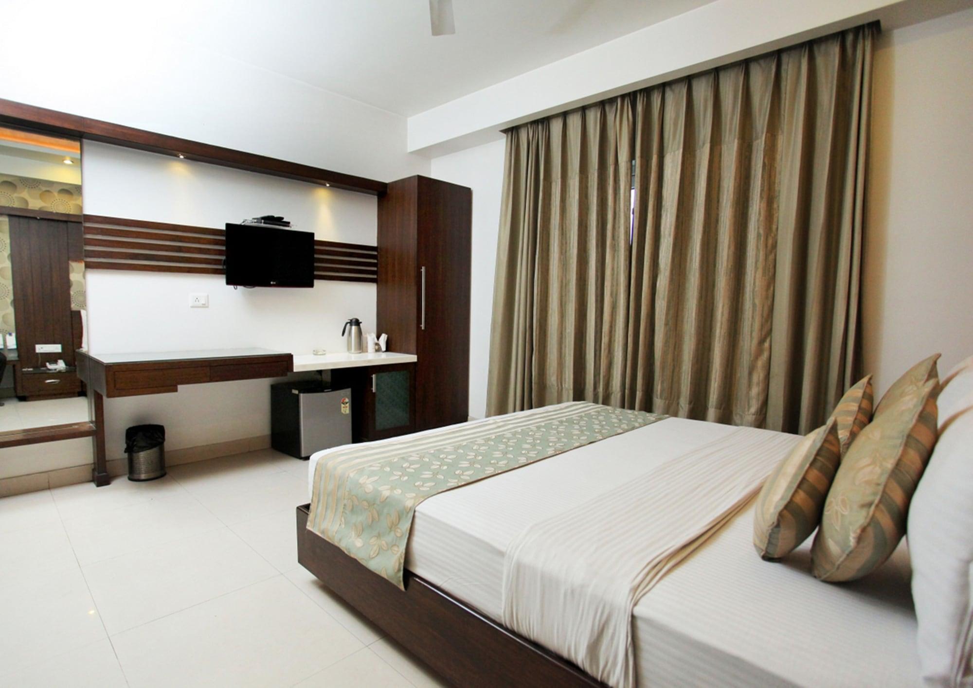 The Pearl Hotel New Delhi Exterior photo
