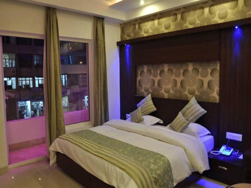 The Pearl Hotel New Delhi Exterior photo