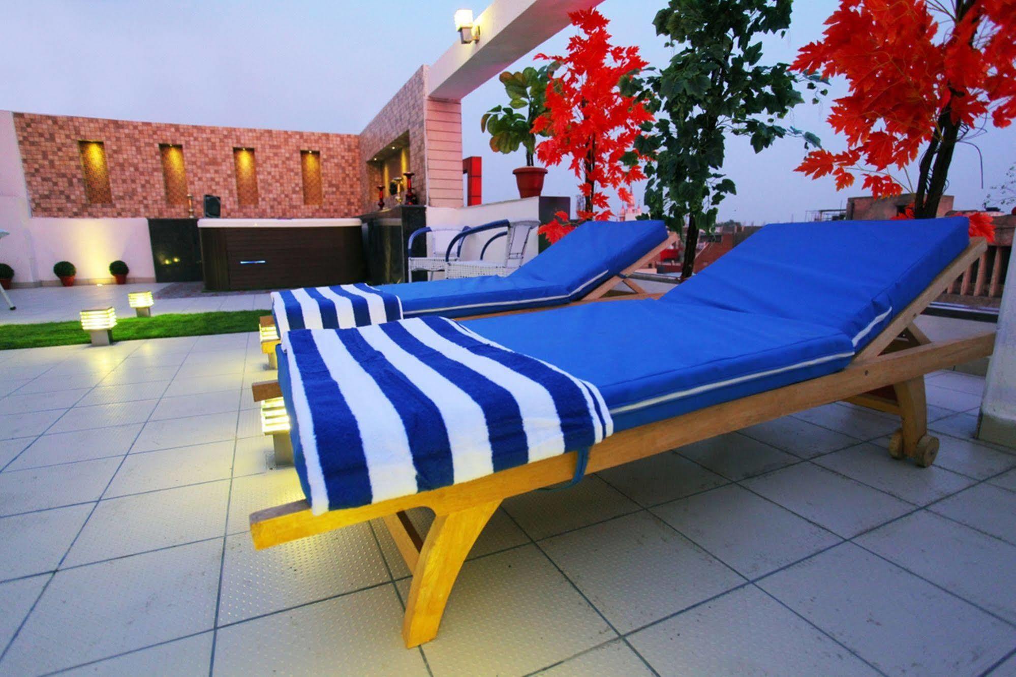 The Pearl Hotel New Delhi Exterior photo