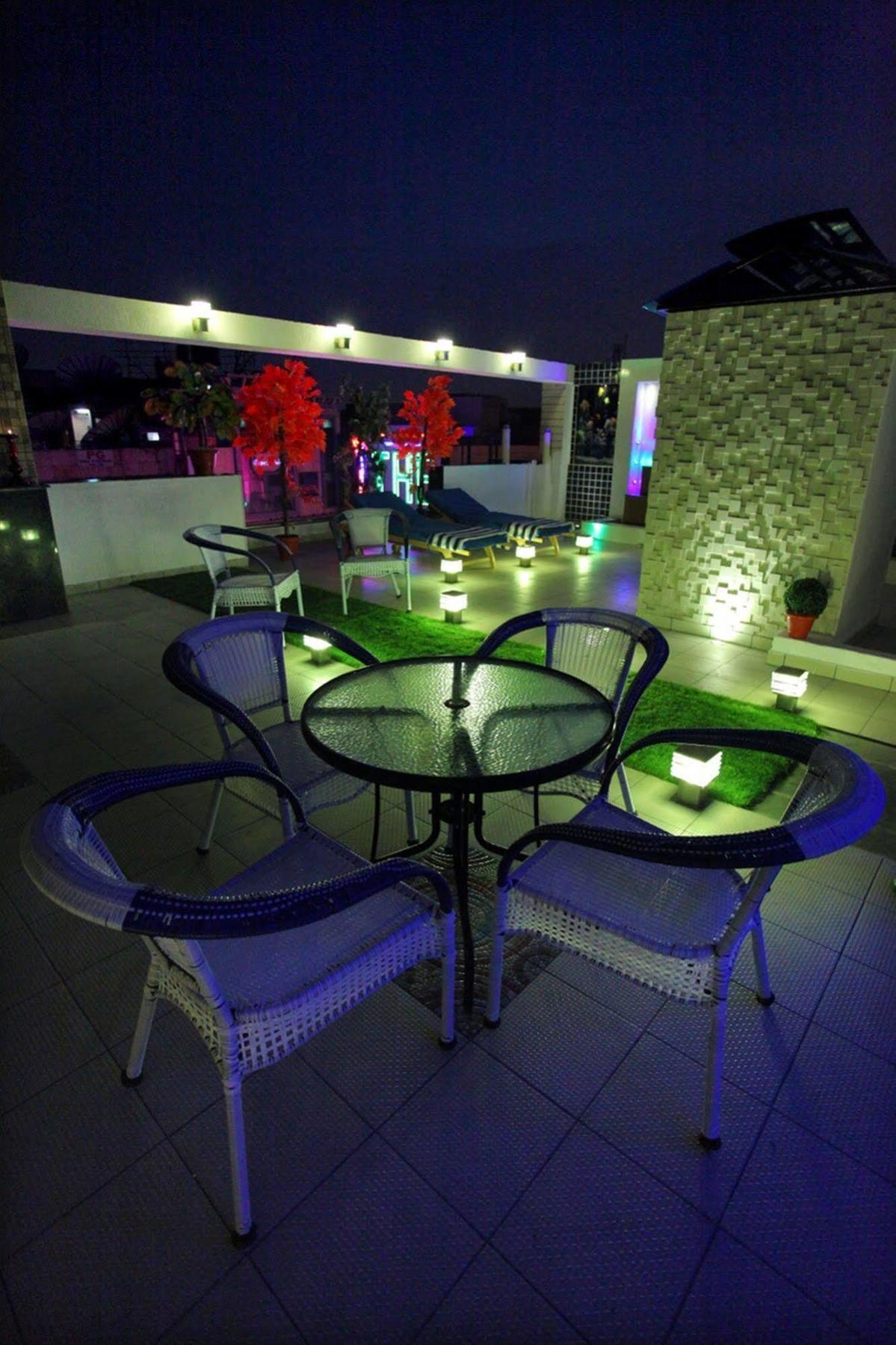 The Pearl Hotel New Delhi Exterior photo
