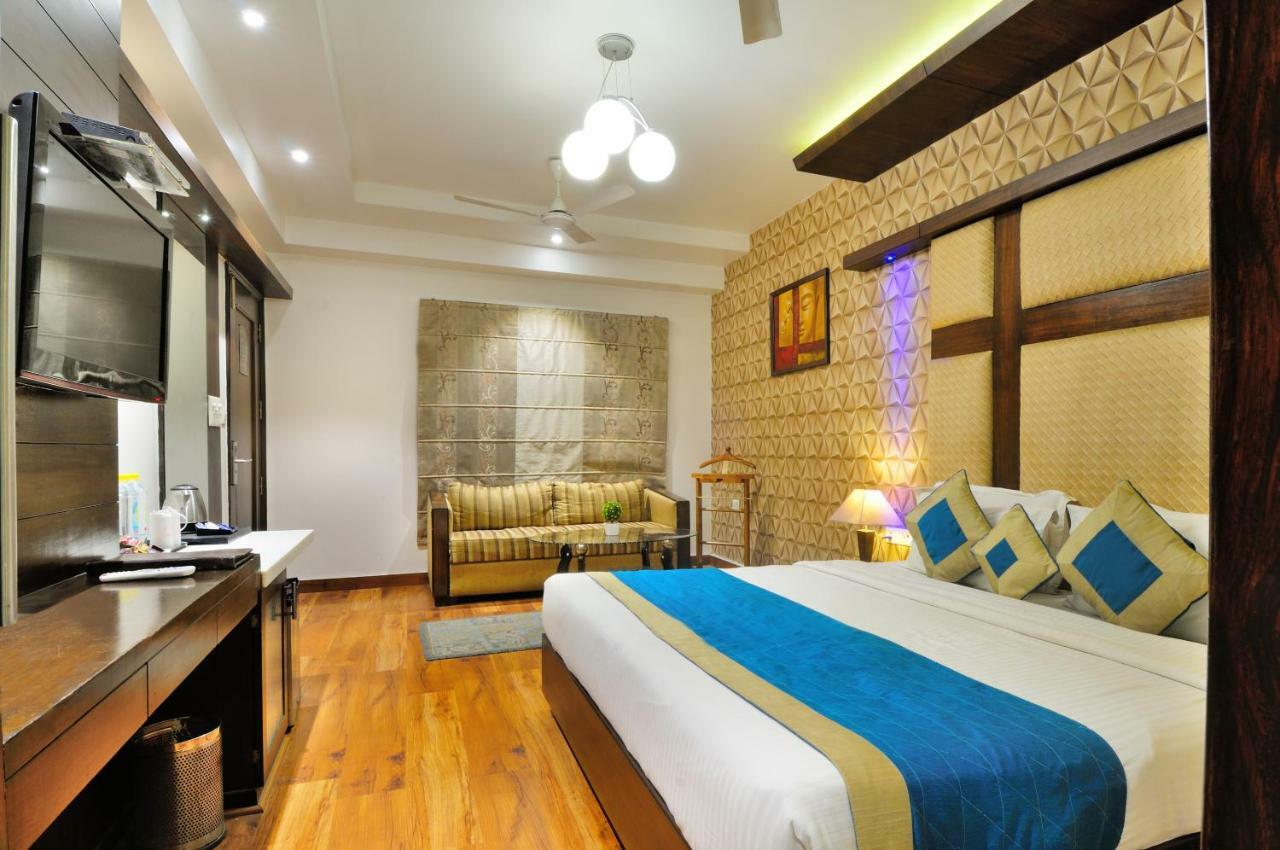 The Pearl Hotel New Delhi Exterior photo