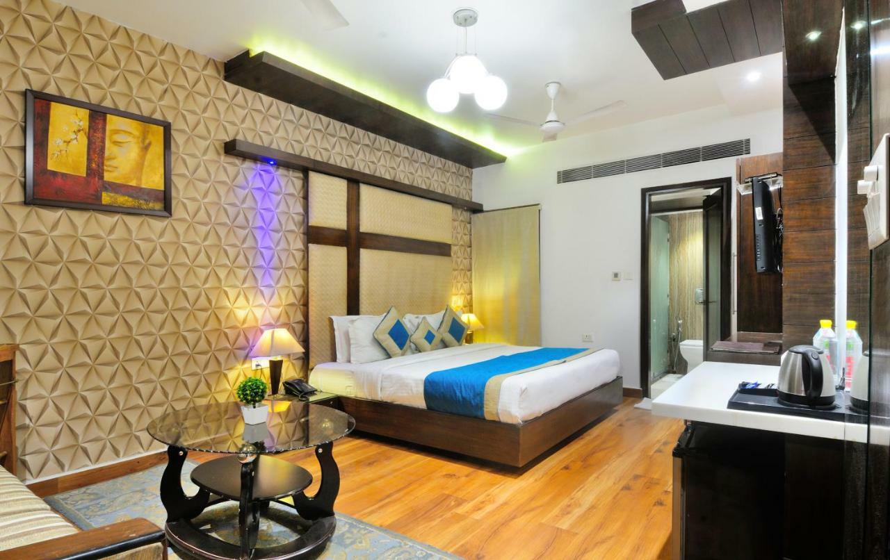 The Pearl Hotel New Delhi Exterior photo
