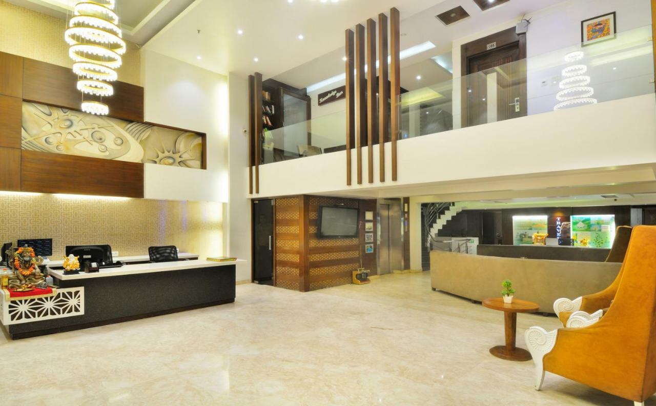 The Pearl Hotel New Delhi Exterior photo