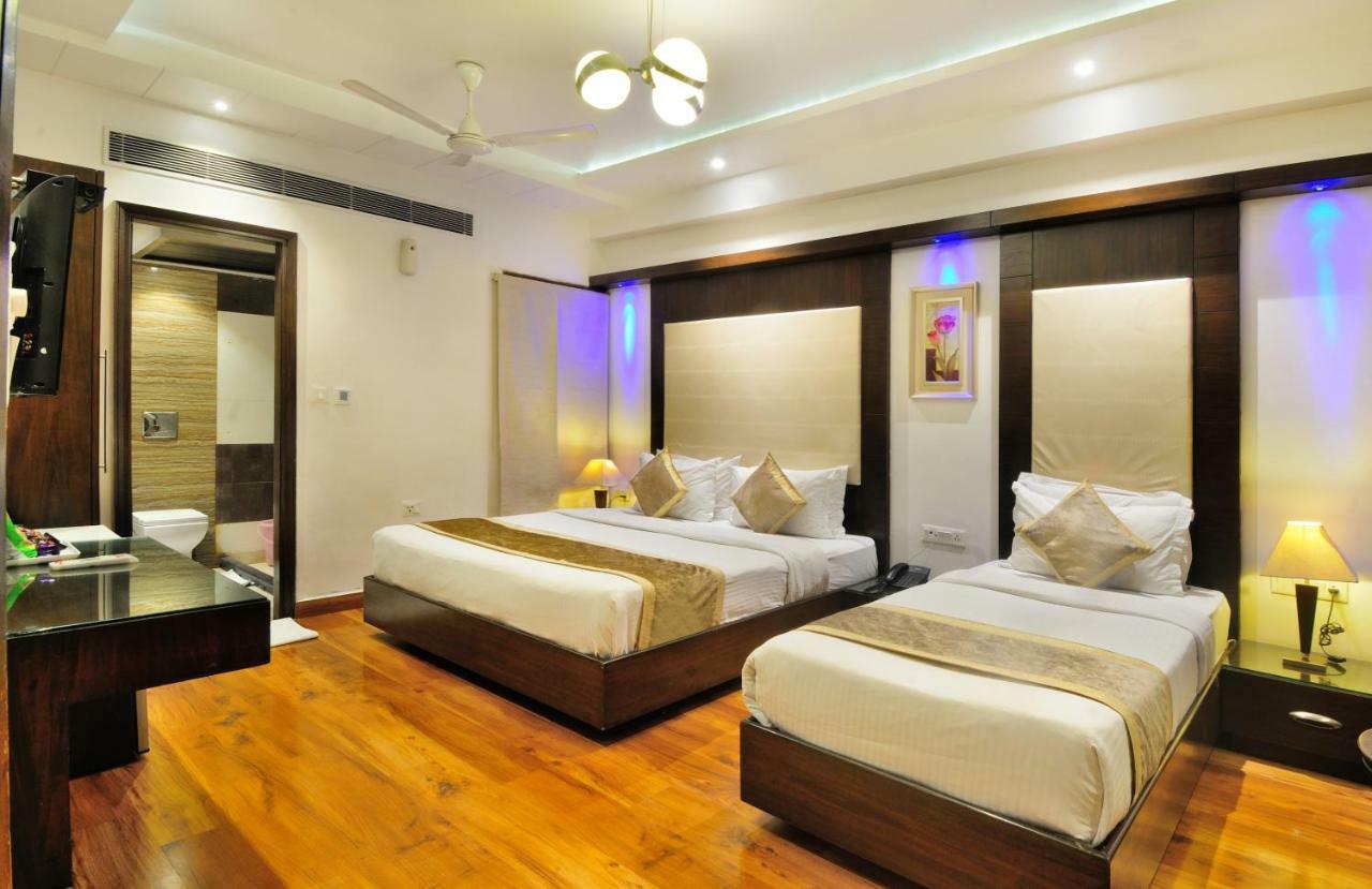 The Pearl Hotel New Delhi Exterior photo