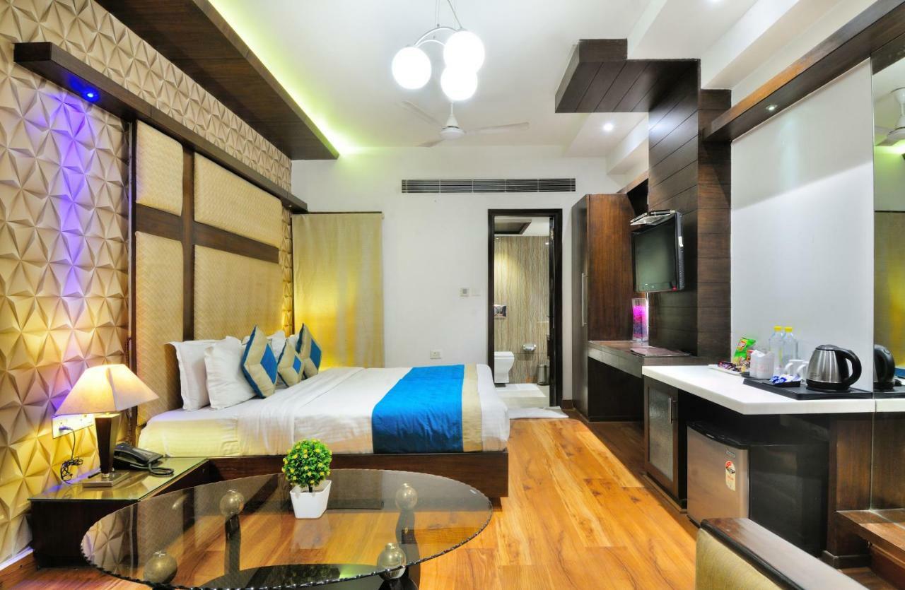 The Pearl Hotel New Delhi Exterior photo
