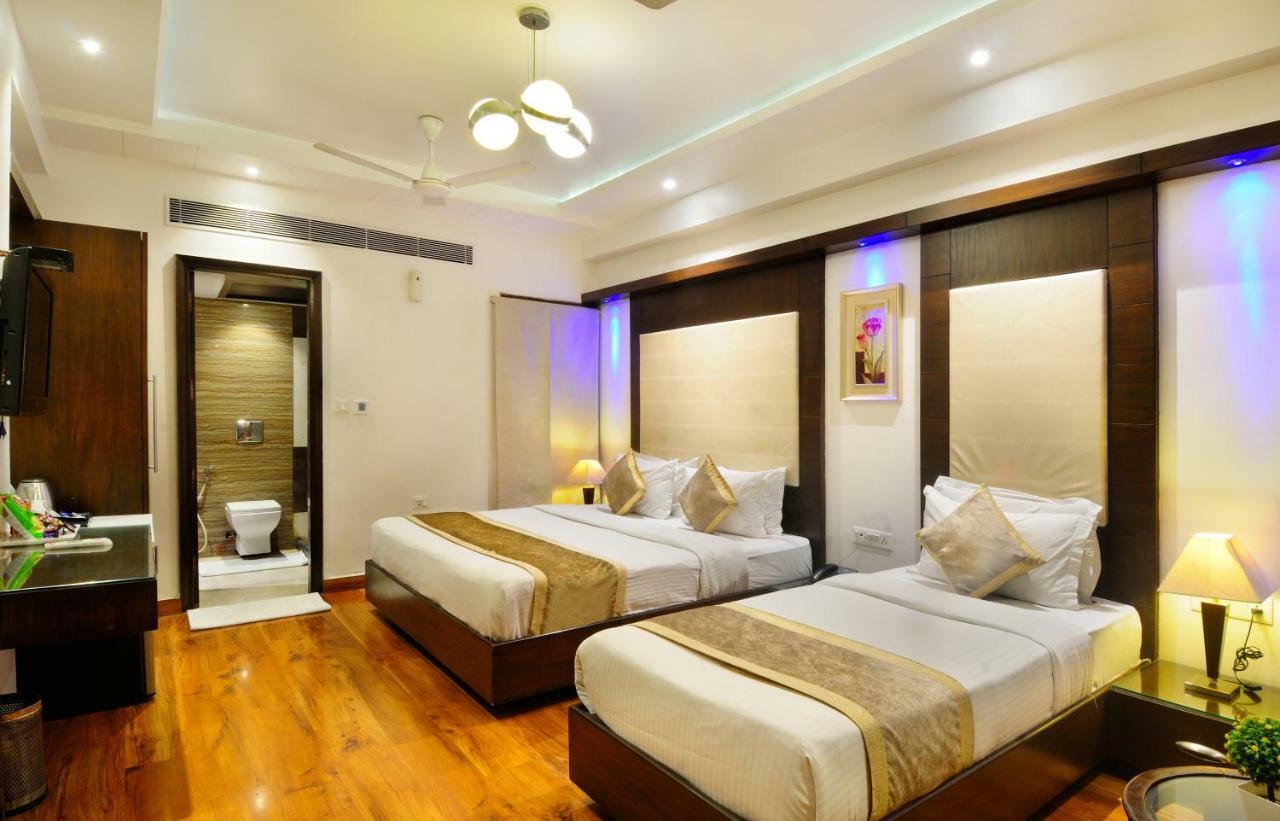 The Pearl Hotel New Delhi Exterior photo
