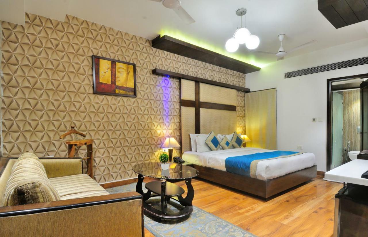The Pearl Hotel New Delhi Exterior photo