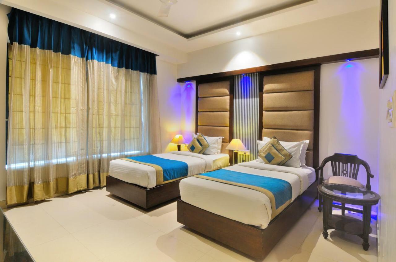 The Pearl Hotel New Delhi Exterior photo