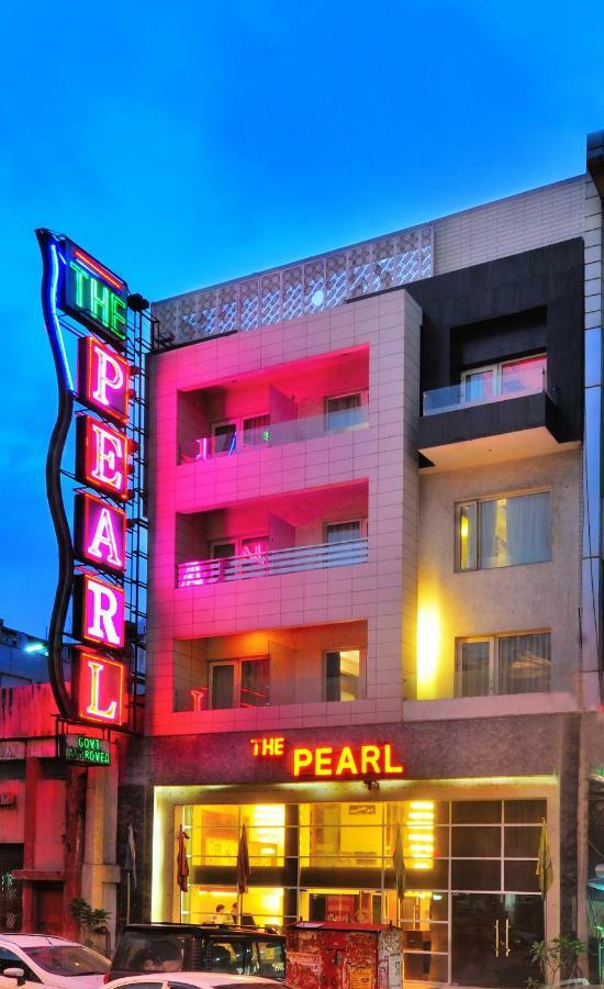 The Pearl Hotel New Delhi Exterior photo